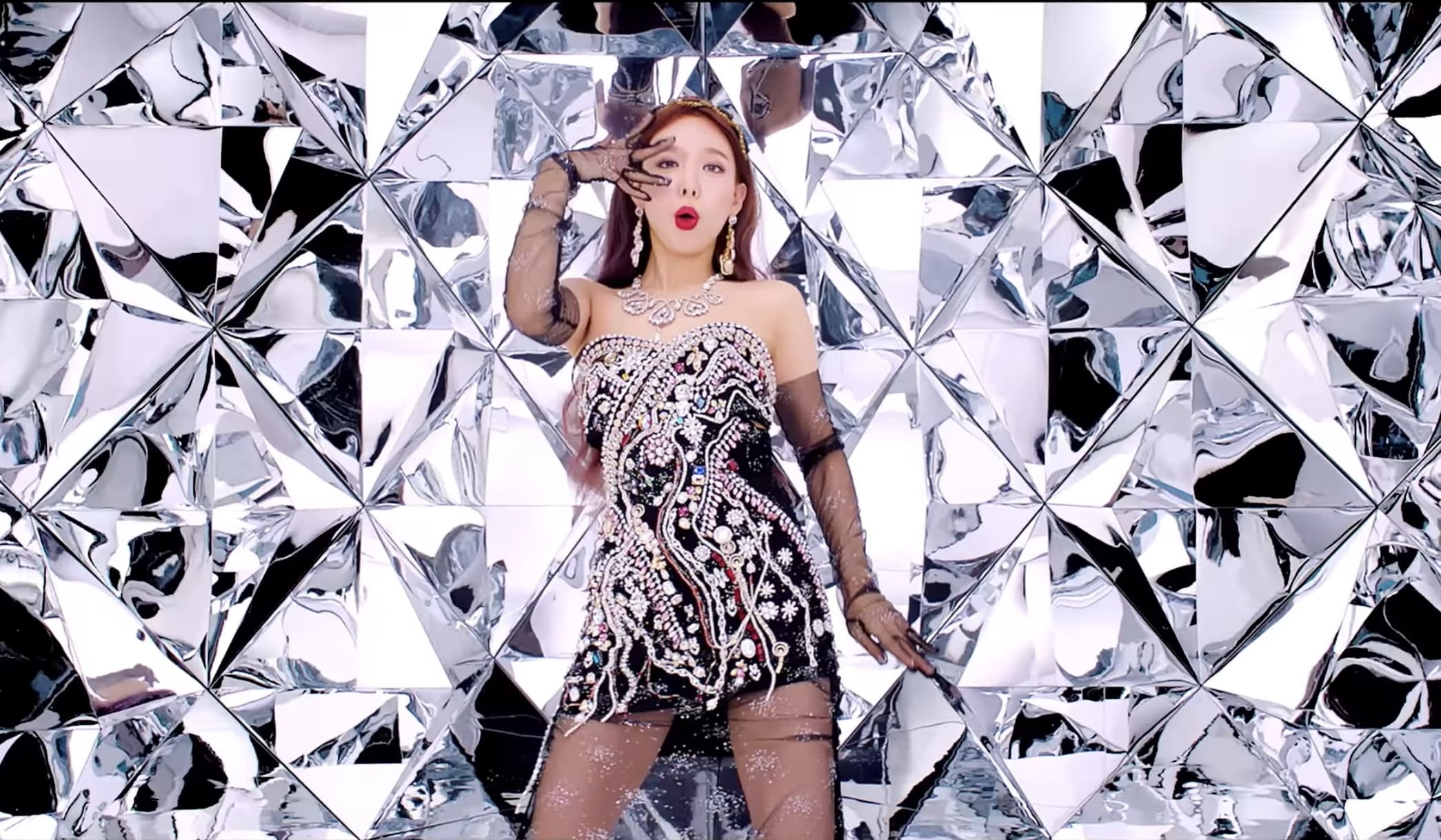 Twice dau tu trang phuc trong MV Feel Special anh 16