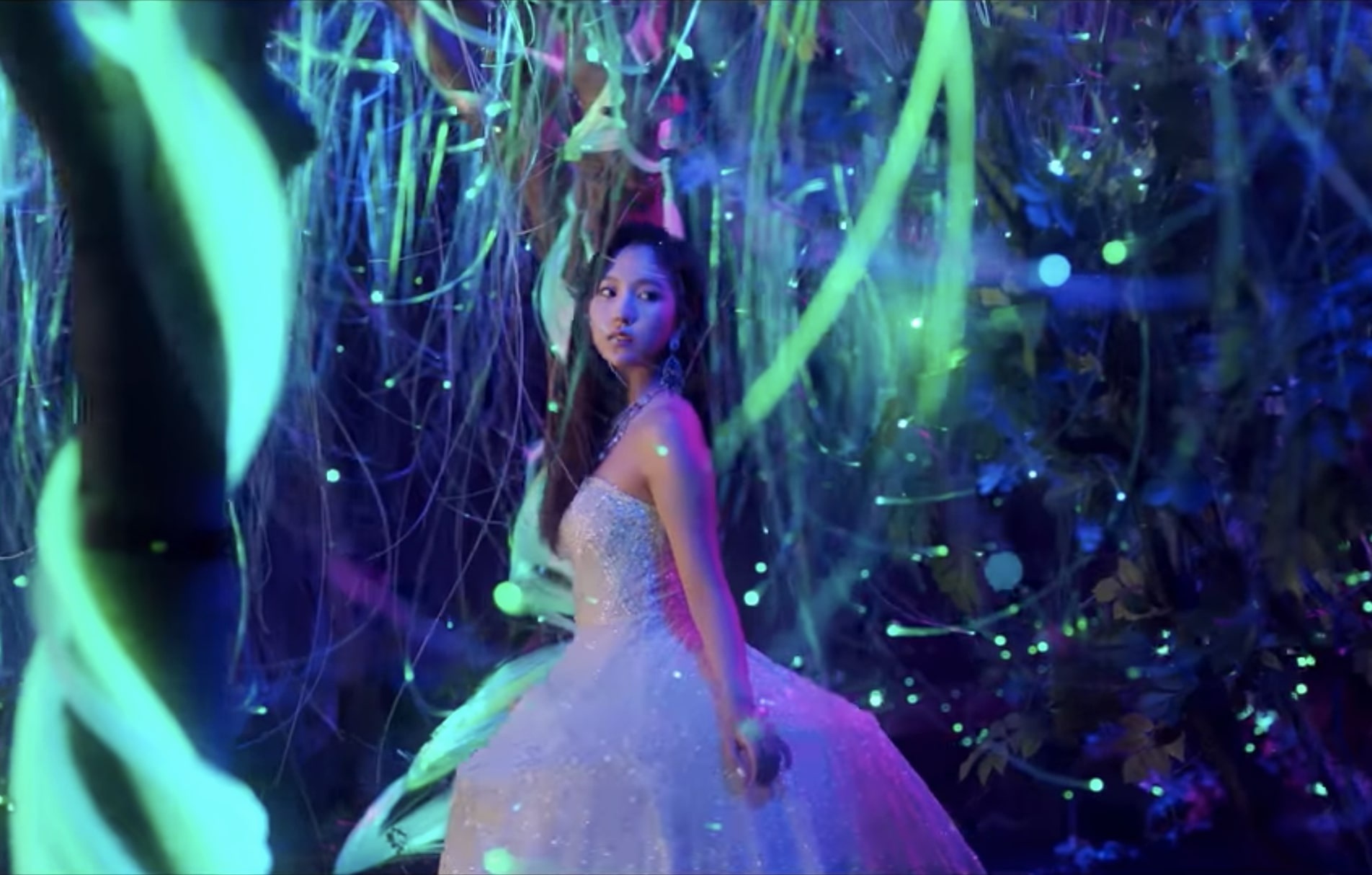 Twice dau tu trang phuc trong MV Feel Special anh 12