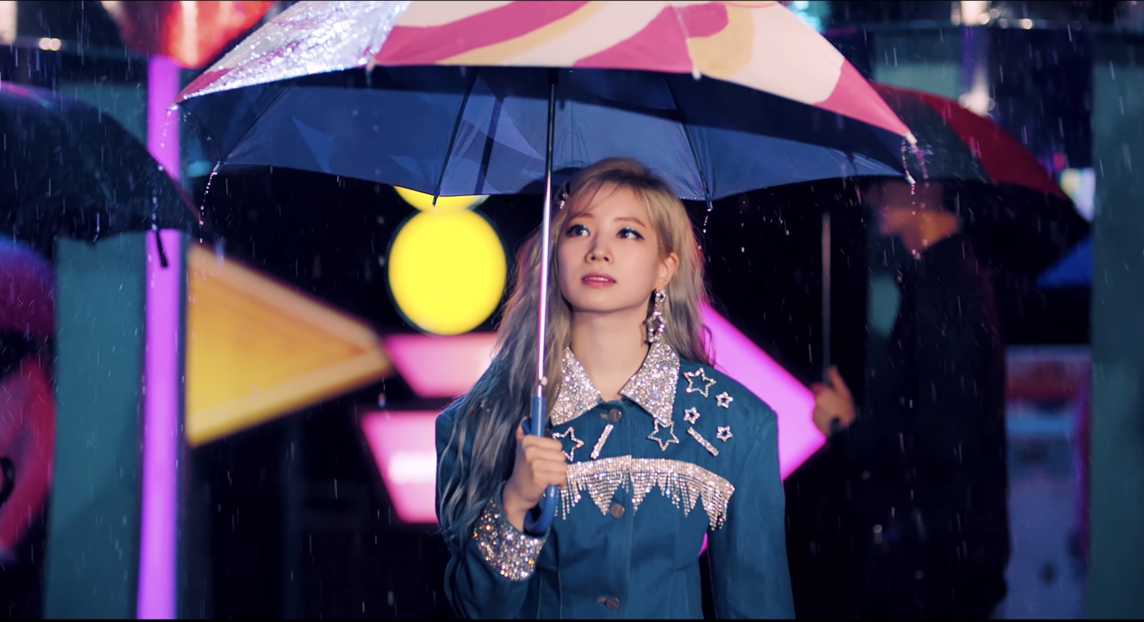 Twice dau tu trang phuc trong MV Feel Special anh 14