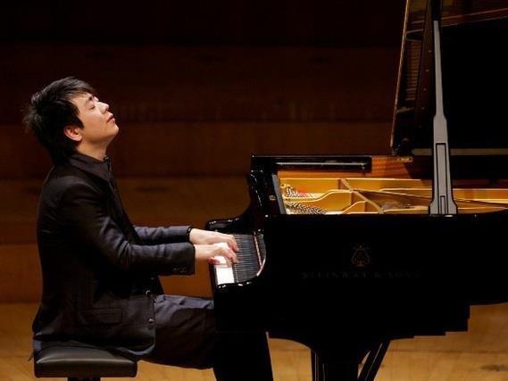 Hoang tu Piano Lang Lang the hien tai nang voi ban doc tau hinh anh