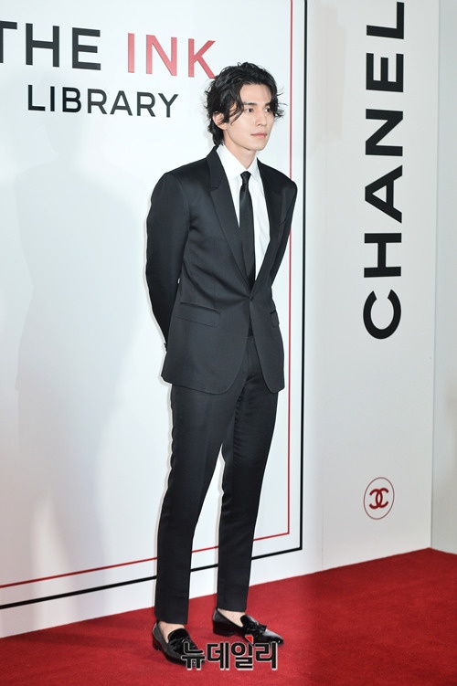 Lee Dong Wook dep trai hut hon tai show Chanel anh 2
