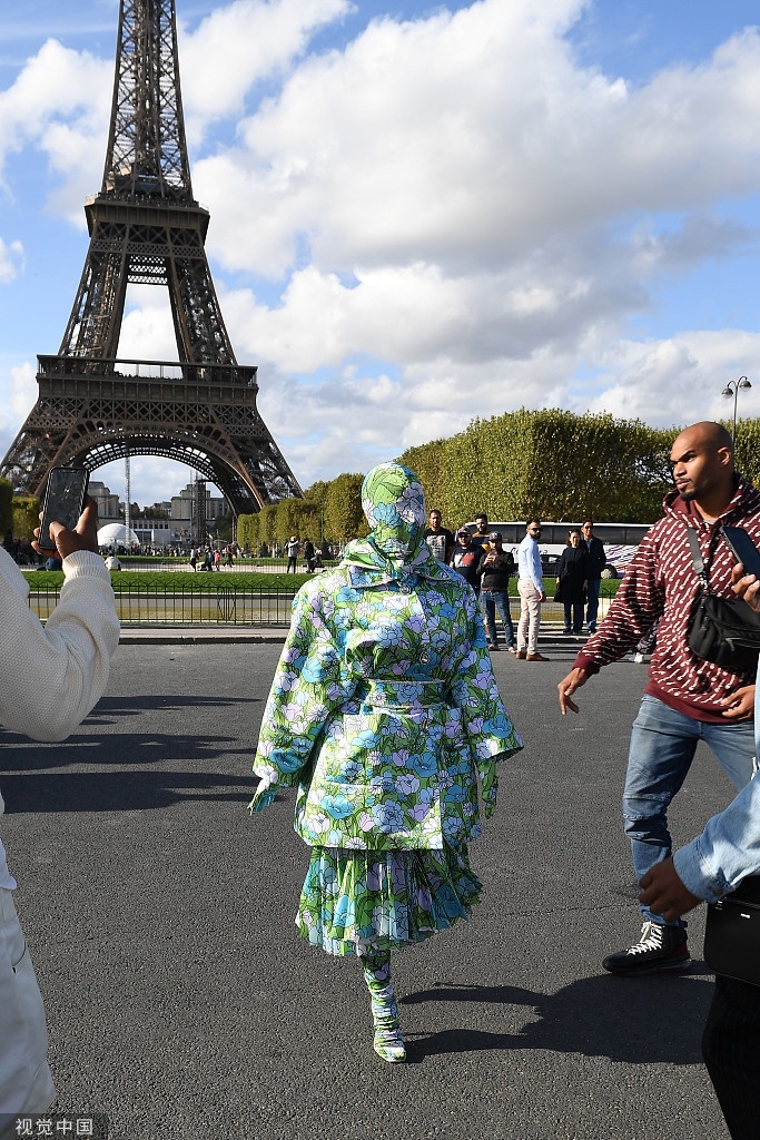 Cardi B mac ao chong nang tai Paris Fashion Week anh 1