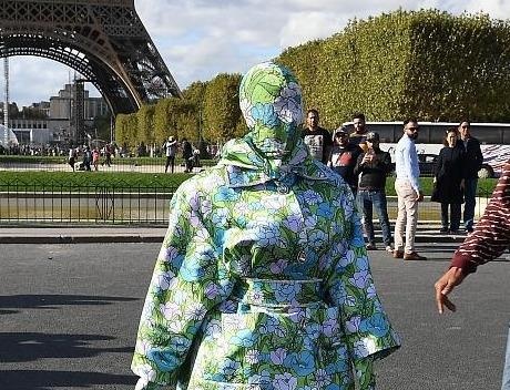 Cardi B mac ao chong nang du Tuan le thoi trang Paris hinh anh