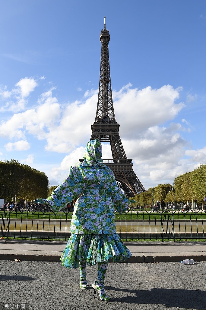 Cardi B mac ao chong nang tai Paris Fashion Week anh 2