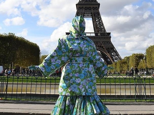 Nu rapper gay tranh cai khi mac ao chong nang kin mit ben thap Eiffel hinh anh