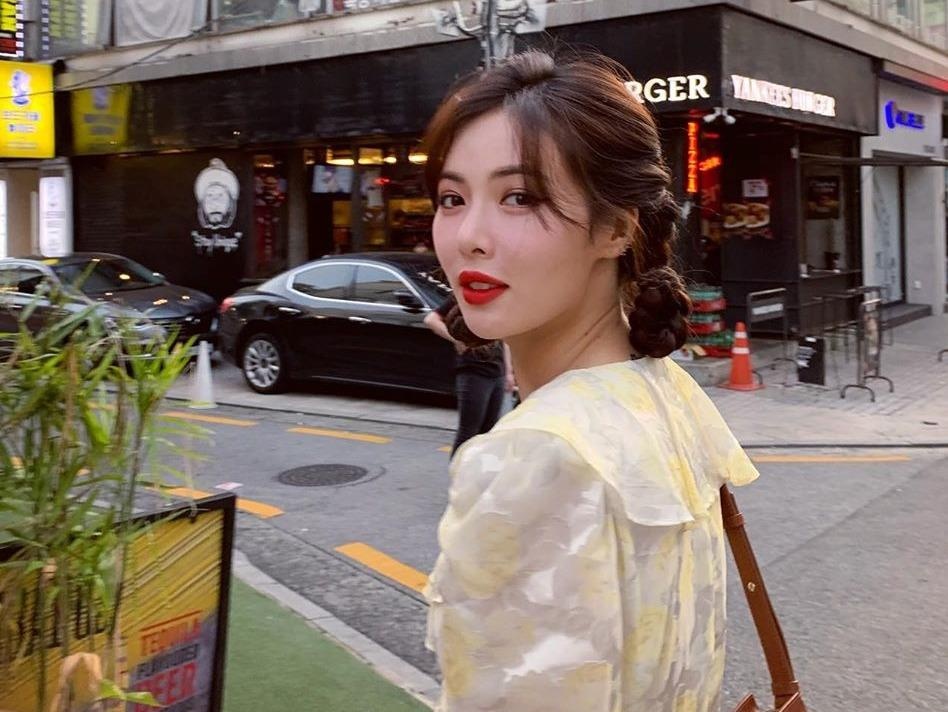Khong phai do ho hang, HyunA duoc khen khi mac vay hoa xuong pho hinh anh