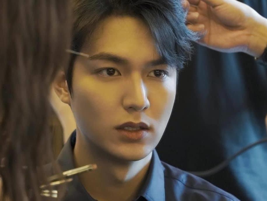Lee Min Ho co nhieu hanh dong dang yeu trong clip hau truong hinh anh