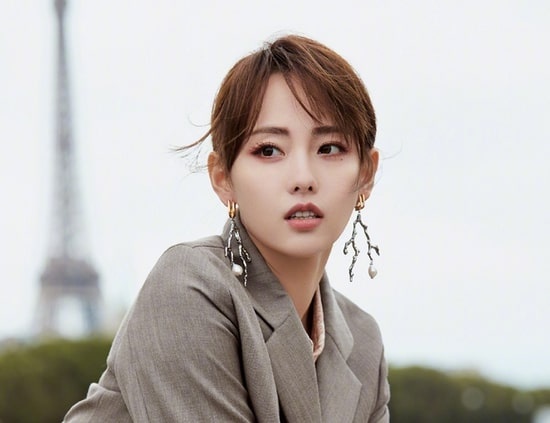 Vuong Nhat Bac trang diem mat do anh 3