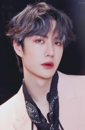 Vuong Nhat Bac trang diem mat do anh 1