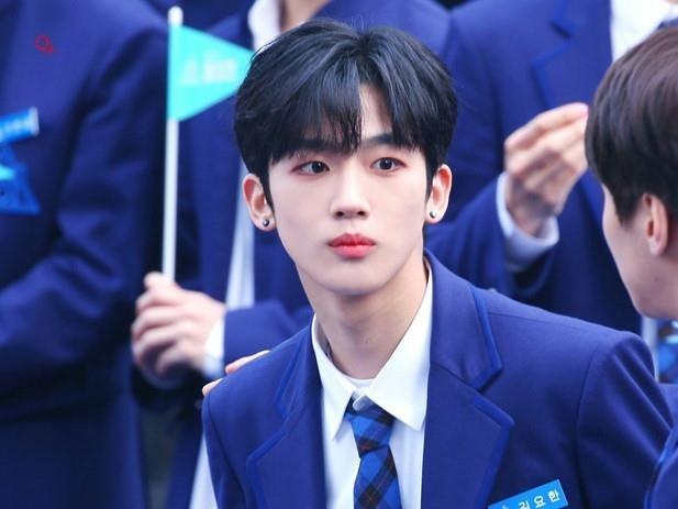 Man trinh dien thu hut cua Yohan trong Produce X 101 hinh anh