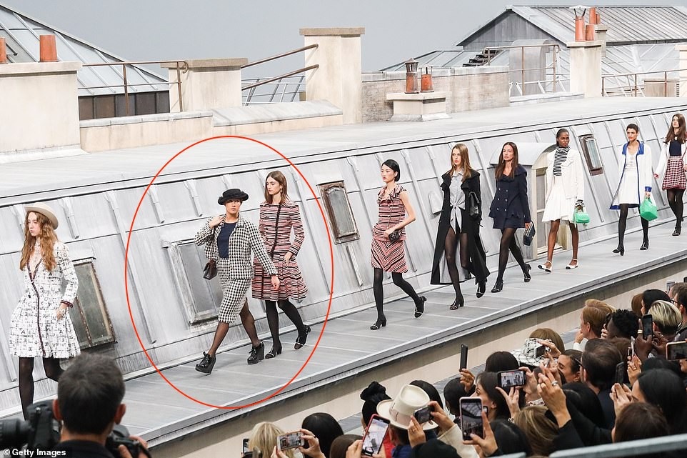 gigi hadid xử lý trò lố tại show Chanel ảnh 1 gigi hadid xu ly tro lo tai show Chanel anh 1