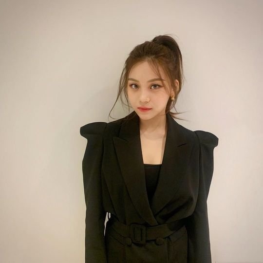 Umji xuất hiện với kiểu make up lạ ảnh 4 Umji xuat hien voi kieu make up la anh 4