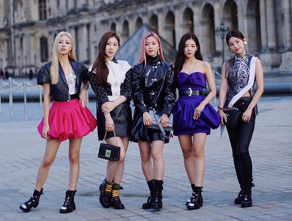 ITZY dien do hieu kem sang, Dich Le Nhiet Ba trong nhu nu than o Phap hinh anh