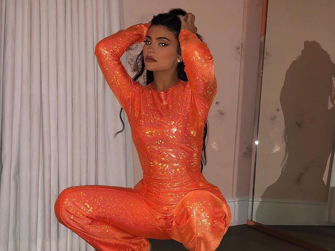 Hau chia tay, Kylie Jenner thich dien do sexy, cang noi bat cang tot hinh anh