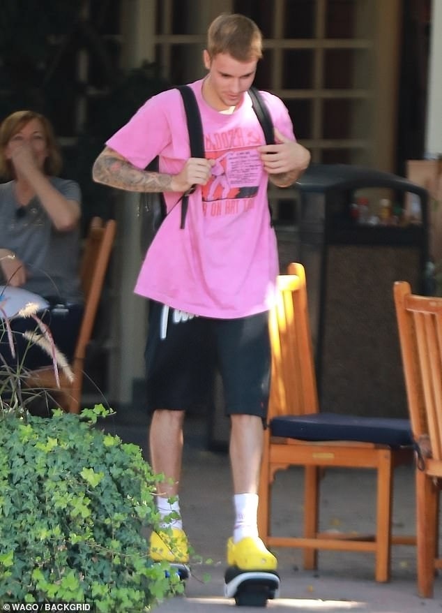 Justin Bieber suýt ngã vì đôi giày mới ảnh 2 Justin Bieber suyt nga vi doi giay moi anh 2