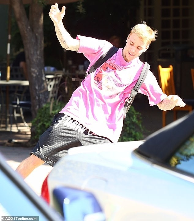 Justin Bieber suýt ngã vì đôi giày mới ảnh 1 Justin Bieber suyt nga vi doi giay moi anh 1