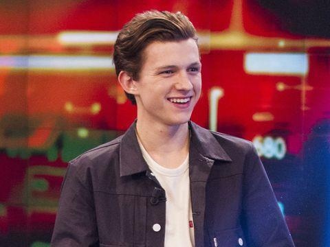 Tom Holland dang clip khoe kieu toc moi hinh anh