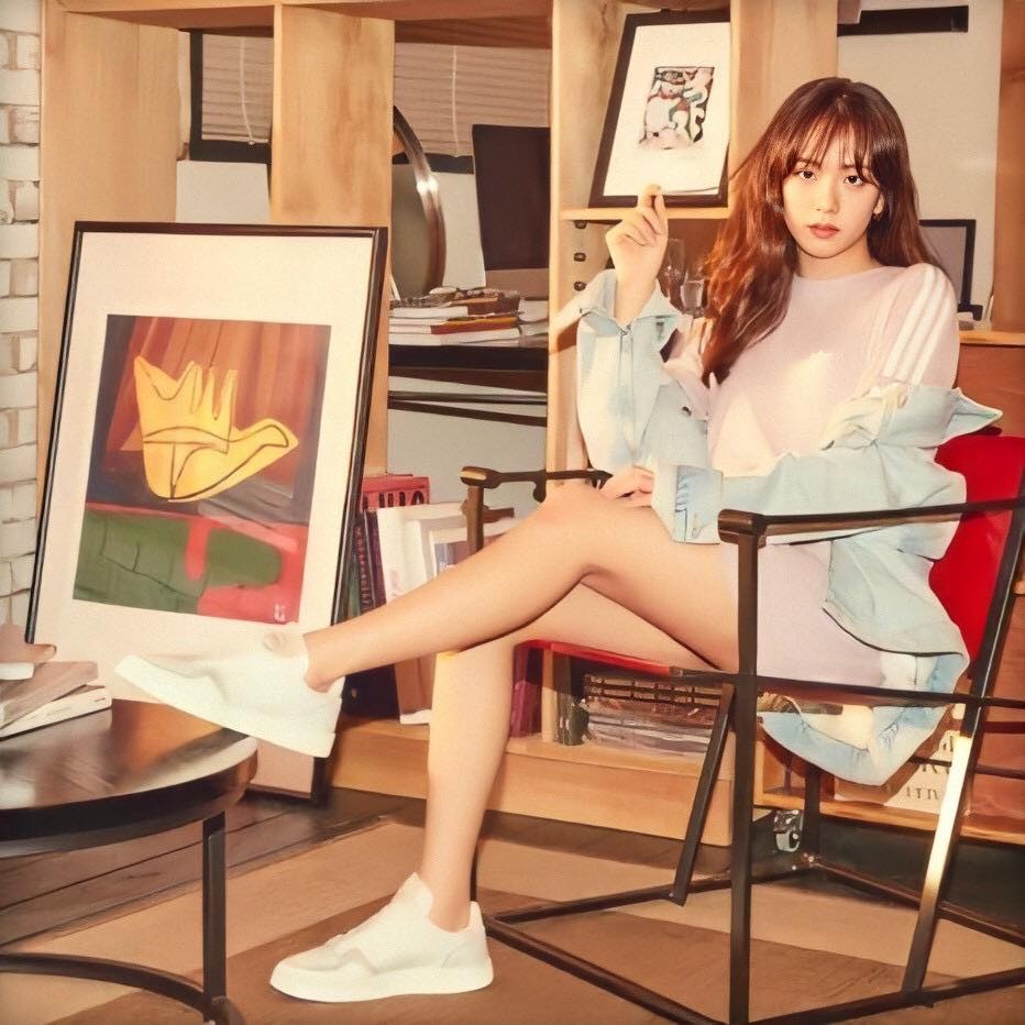 Jisoo bi doi xu bat cong anh 12