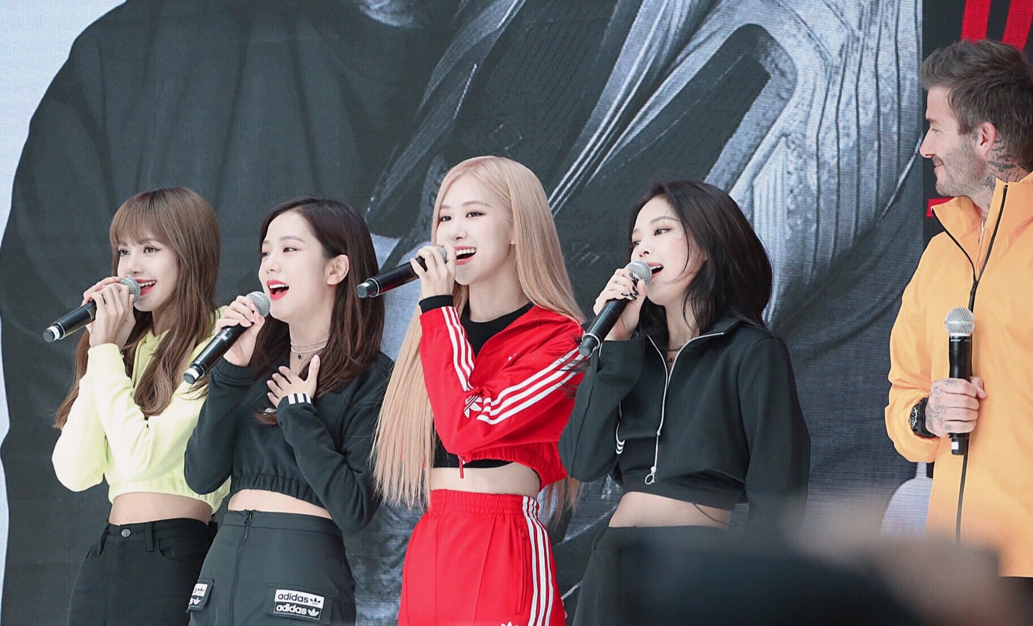 Jisoo bi doi xu bat cong anh 1