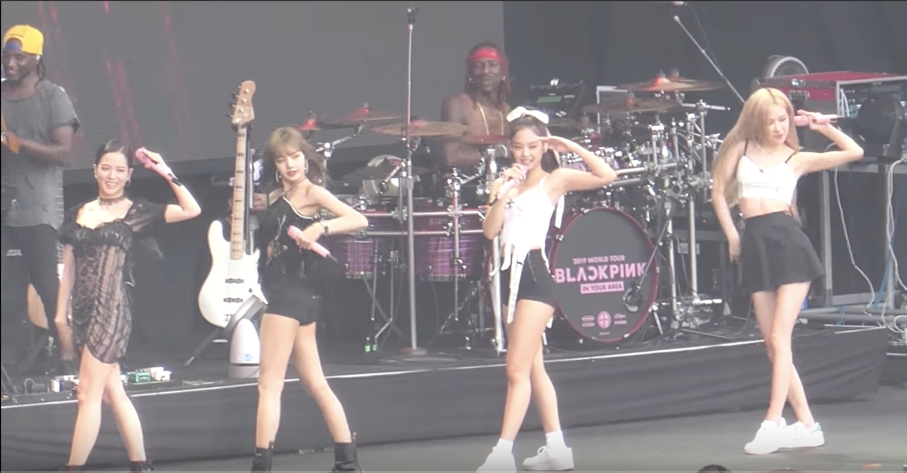 Jisoo bi doi xu bat cong anh 10