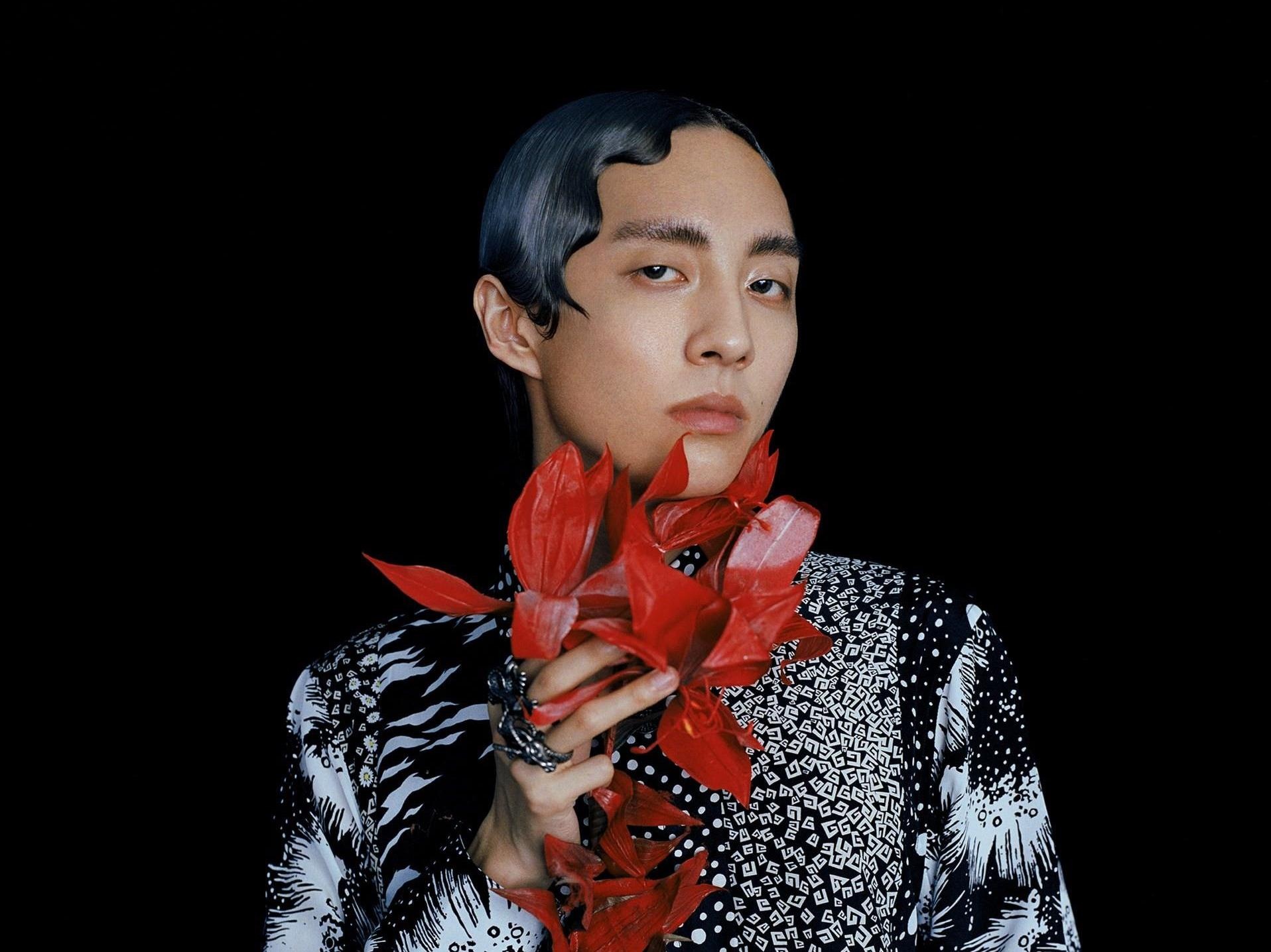 Ca si dong tinh Han Quoc dien do la, gay tranh cai voi bo anh tap chi hinh anh