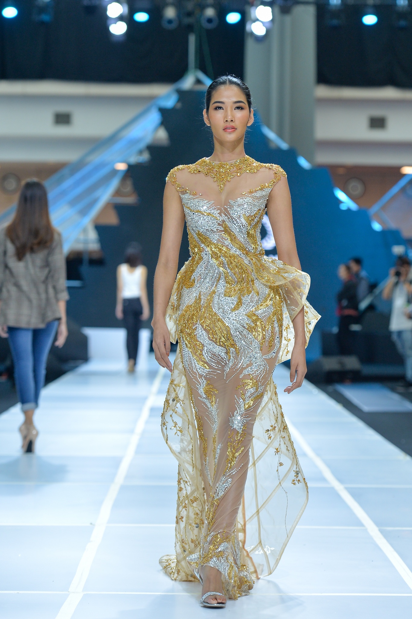 Hinh anh truoc dem dien anh 6