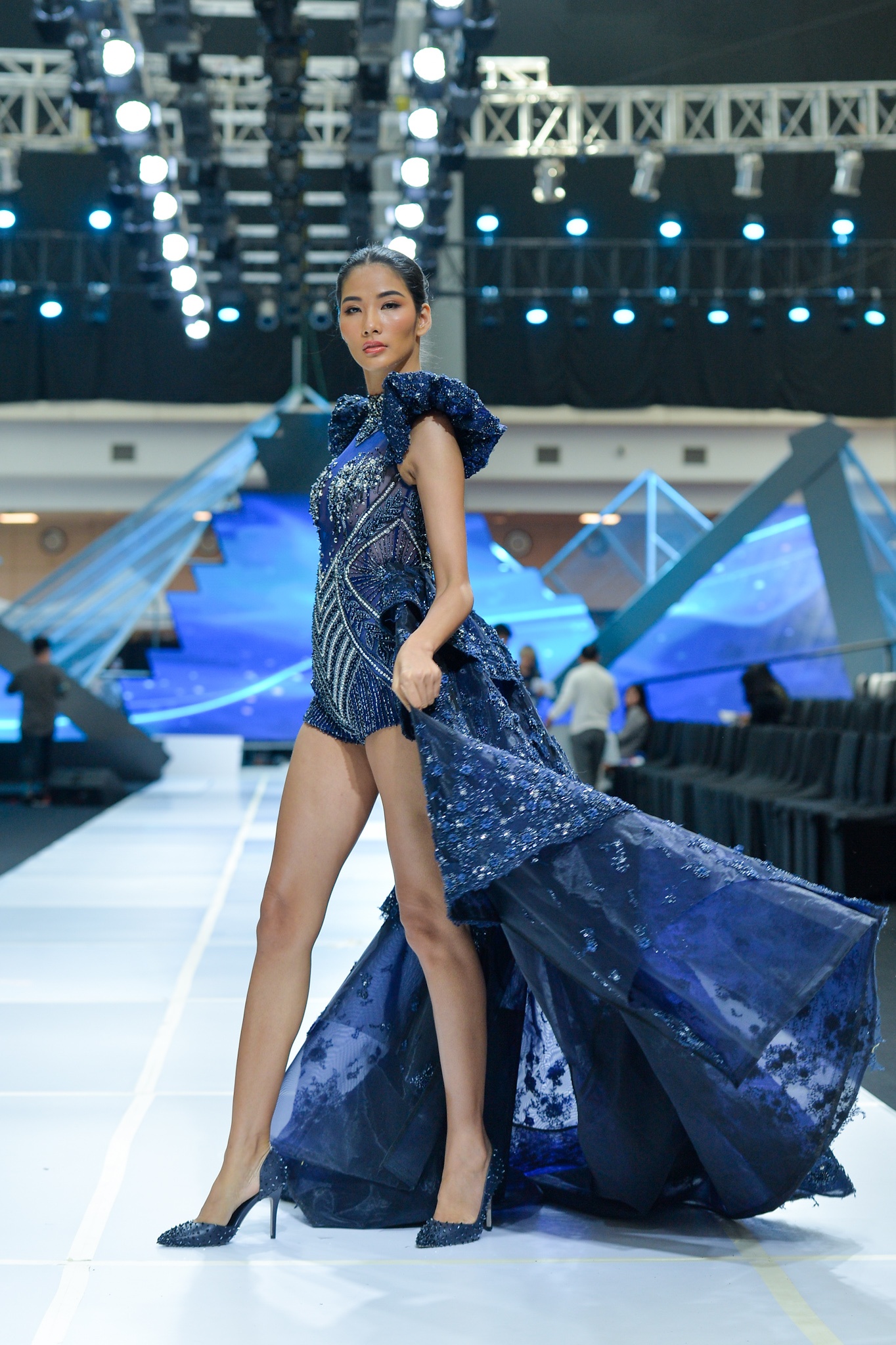 Hinh anh truoc dem dien anh 4