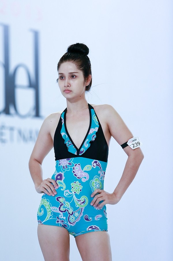 Dan my nhan tieng set trong mua dien bikini anh 9