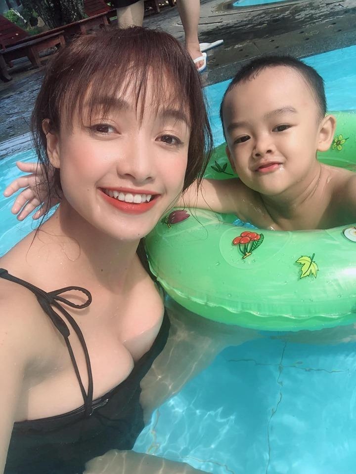 Dan my nhan tieng set trong mua dien bikini anh 4