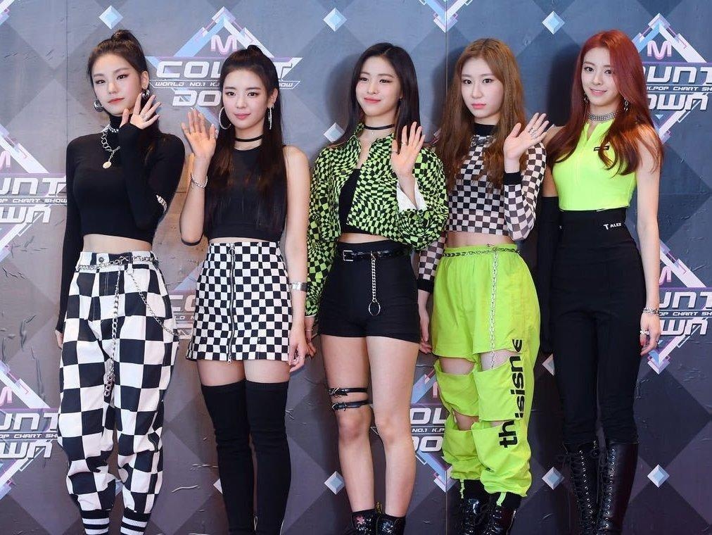 ITZY va nhung nhom nu Han Quoc an mac tham hoa nhat tren san khau hinh anh