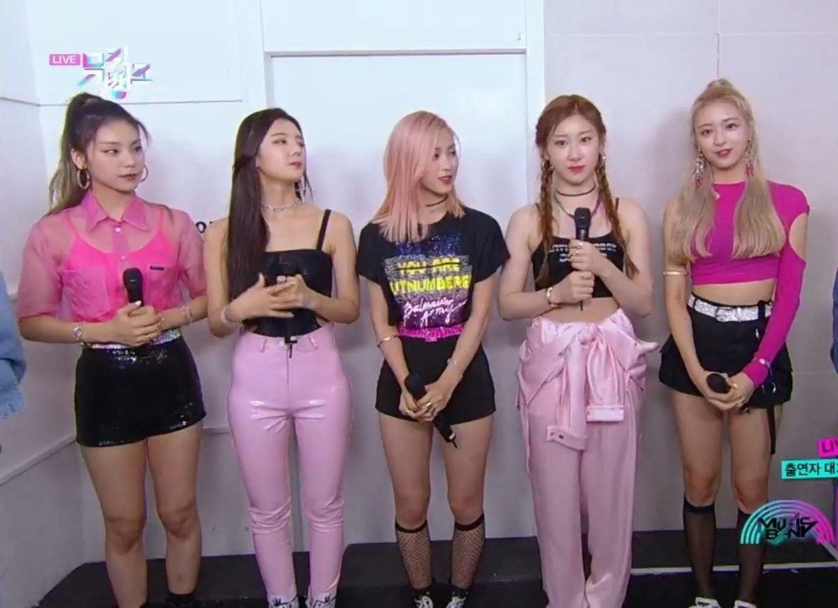 Nhom nu co trang phuc te nhat anh 7