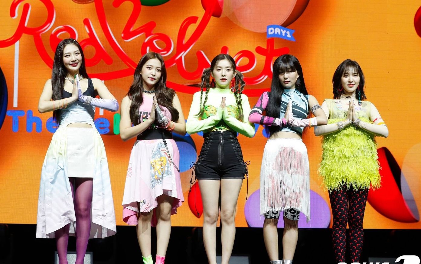 Nhom nu co trang phuc te nhat anh 1