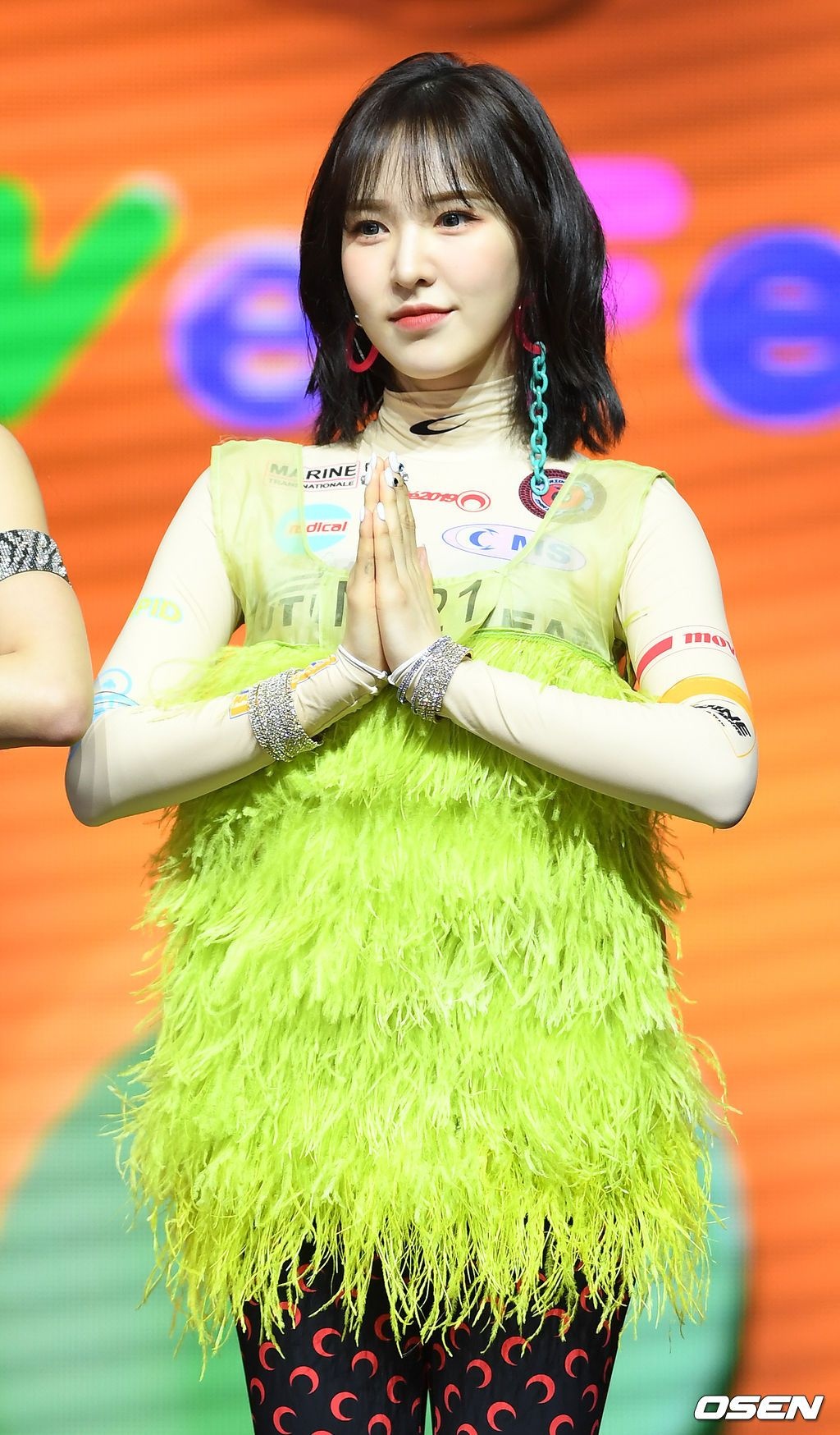 Nhom nu co trang phuc te nhat anh 2