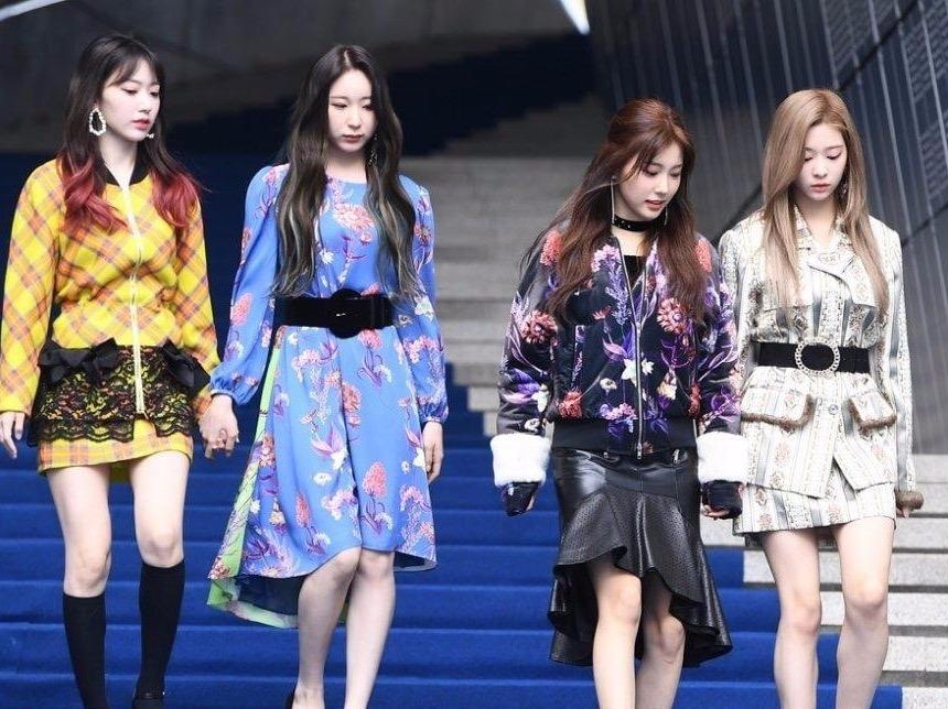 IZ*ONE mac kem sang du Seoul Fashion Week hinh anh