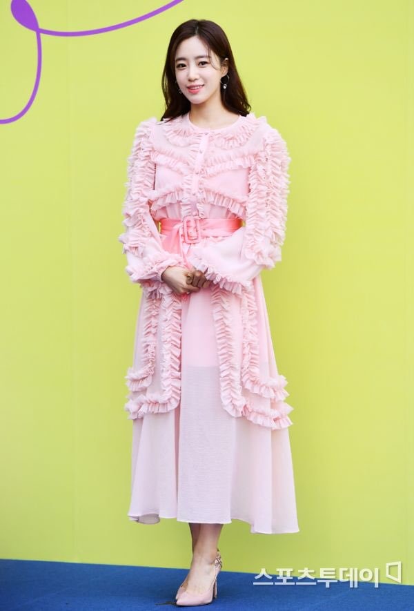 Tara diện đồ rườm rà tại Seoul Fashion Week ảnh 1 Tara dien do ruom ra tai Seoul Fashion Week anh 1