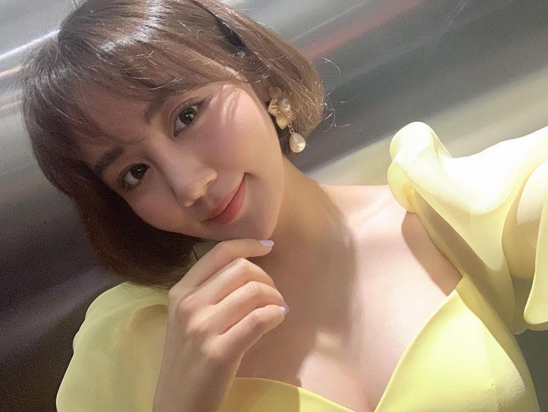 Van Mai Huong doi thuong chuong dien vay cup nguc, do dang rong hinh anh