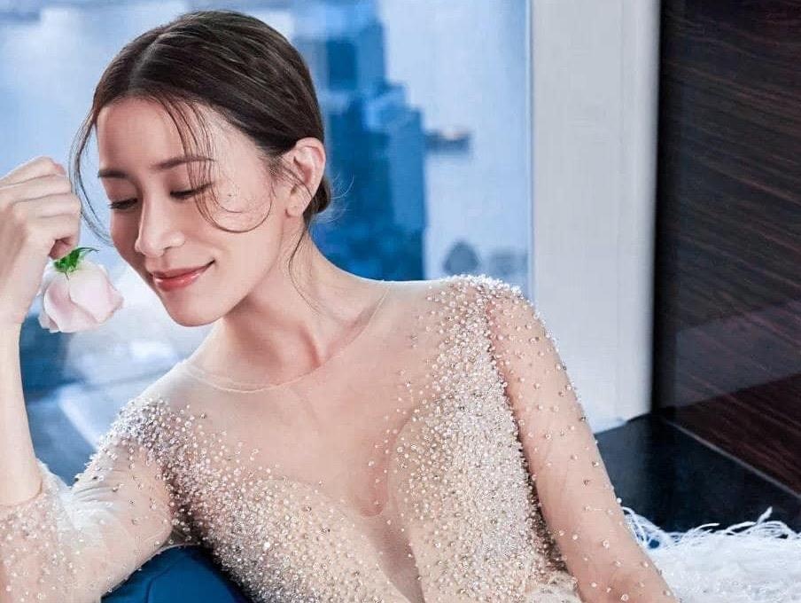 My nhan Hong Kong duoc khen tre trung khi mac vay cuoi o tuoi 44 hinh anh