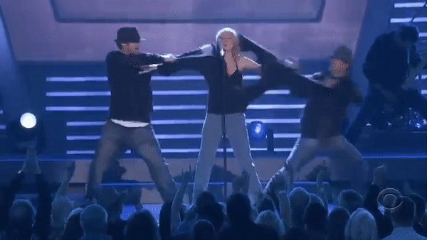 Taylor Swift khong ngan ngai thay do dien ngay tren san khau hinh anh