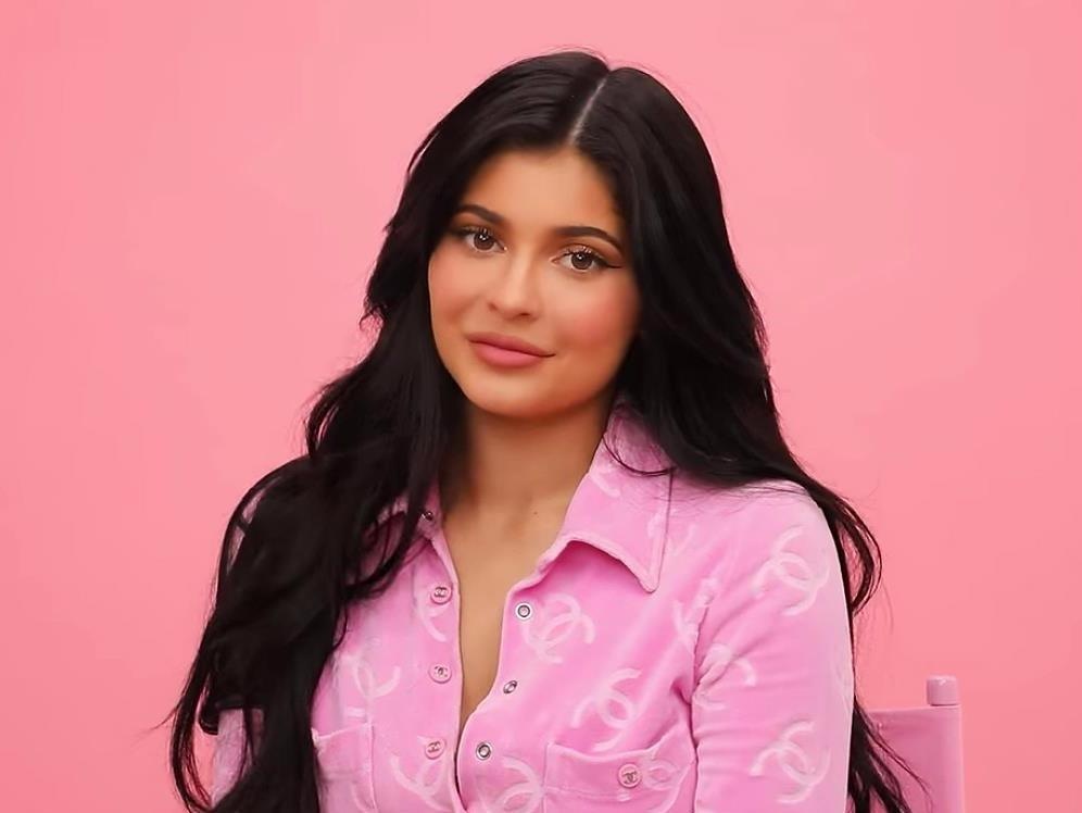 Sau khi lam me, Kylie Jenner bat mi cach make up chi trong 10 phut hinh anh