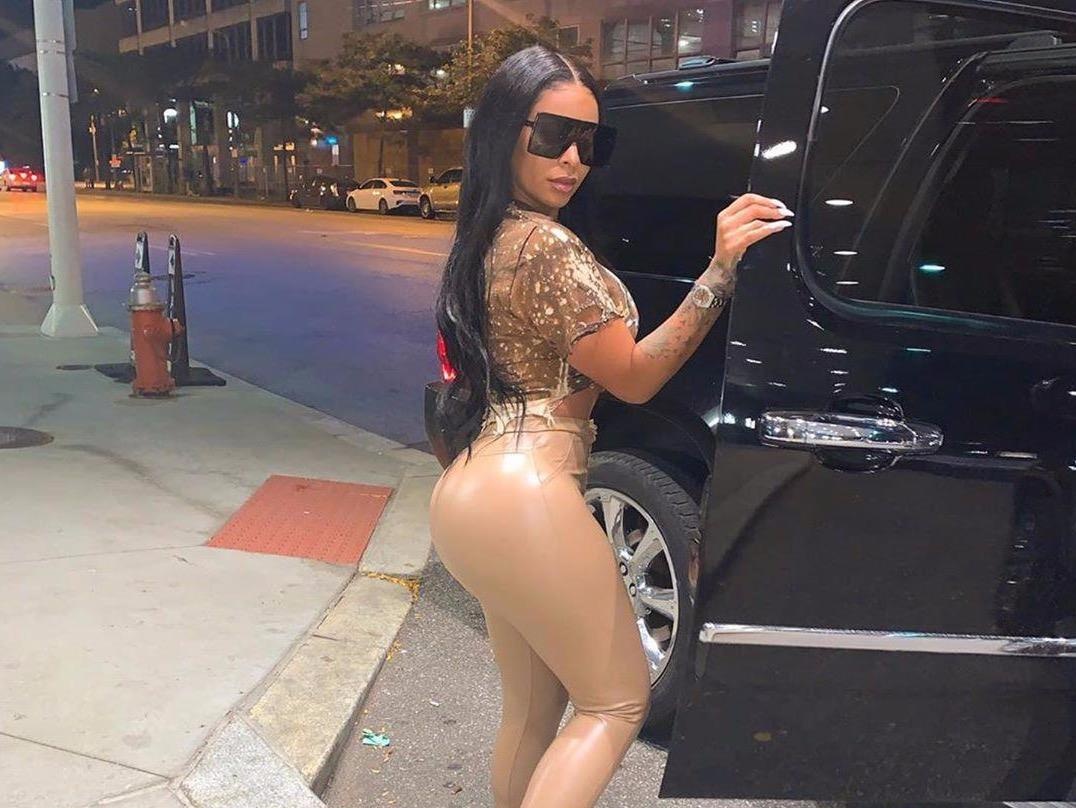 Dien mau quan la, nu nguoi mau trong nhu khong mac gi xuong pho hinh anh