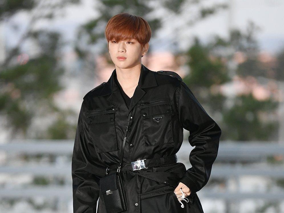 Kang Daniel trong nhu nam than khi dien ao khoac dai o san bay hinh anh