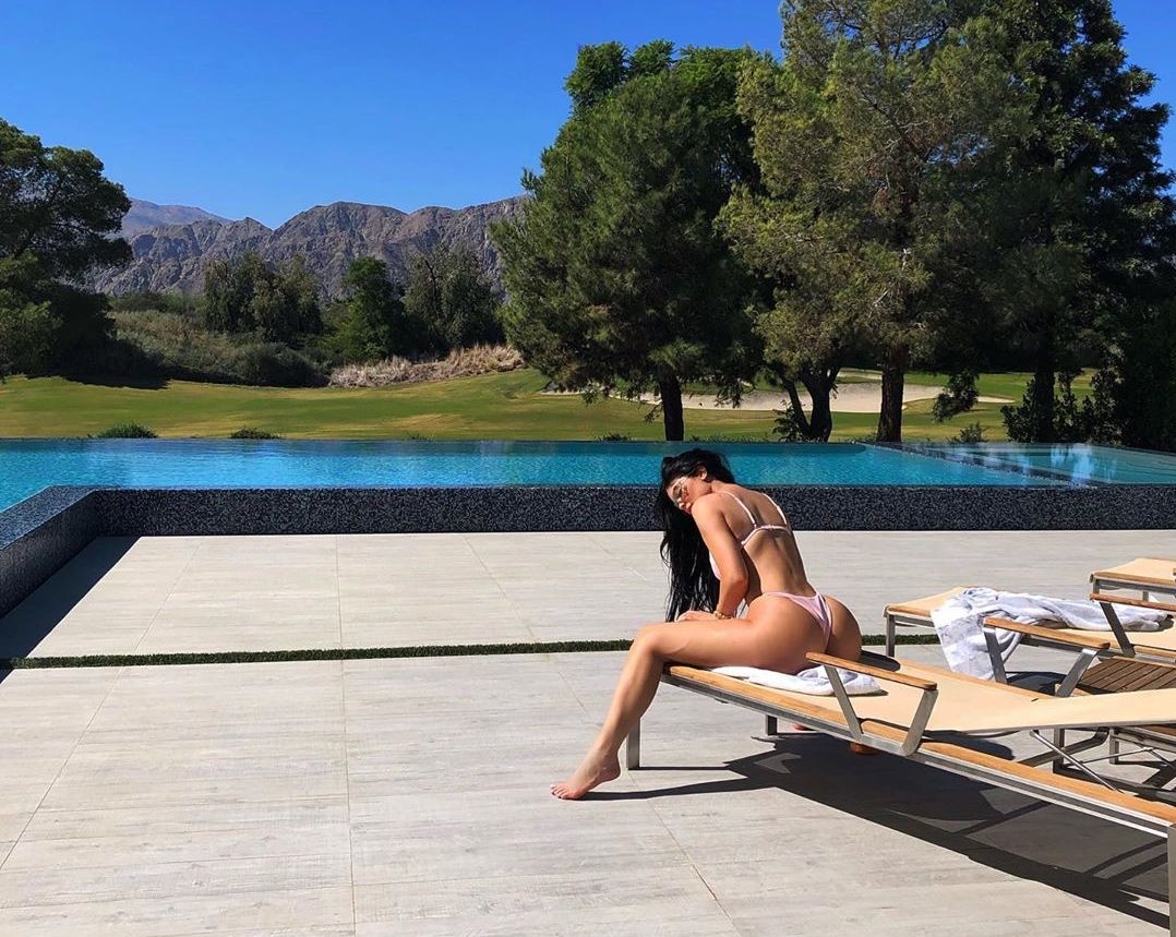 sao nu dien do boi mau nude anh 1