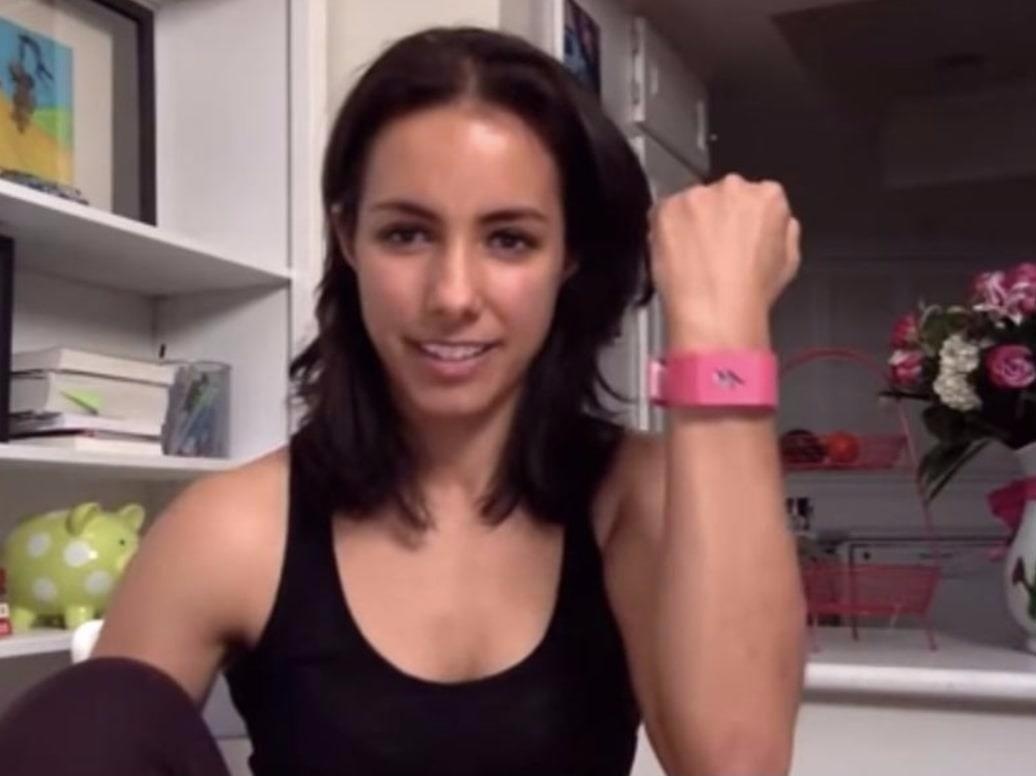 Chiec vong tay gay giat dien khi ban an nhieu, ngu qua giac hinh anh