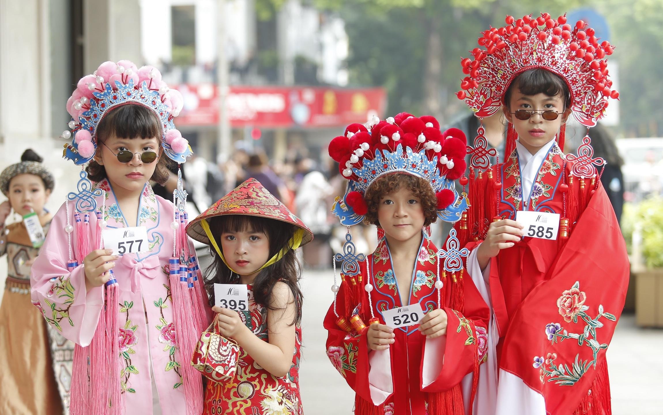 Mau nhi khoc vi so ong kinh, dien do noi bat tren pho Trang Tien hinh anh