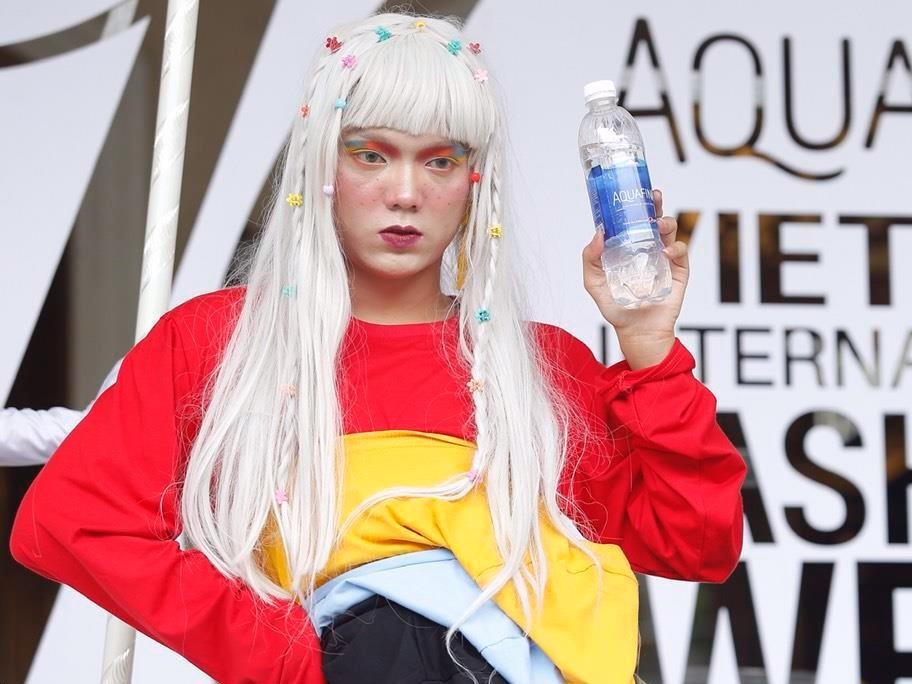 Meo Thoai mac 7 lop ao, nhieu ban tre gia gai, dien do la o pho di bo hinh anh