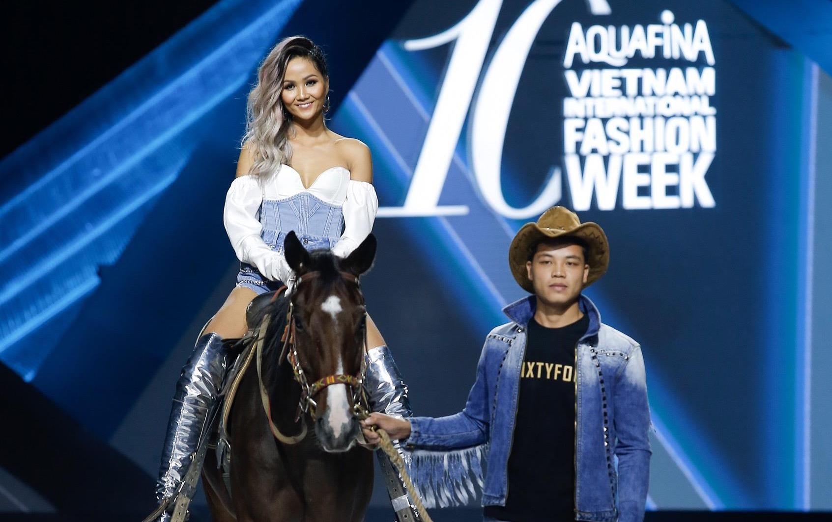 Sau man lai moto, H'Hen Nie tiep tuc cuoi ngua len san catwalk hinh anh