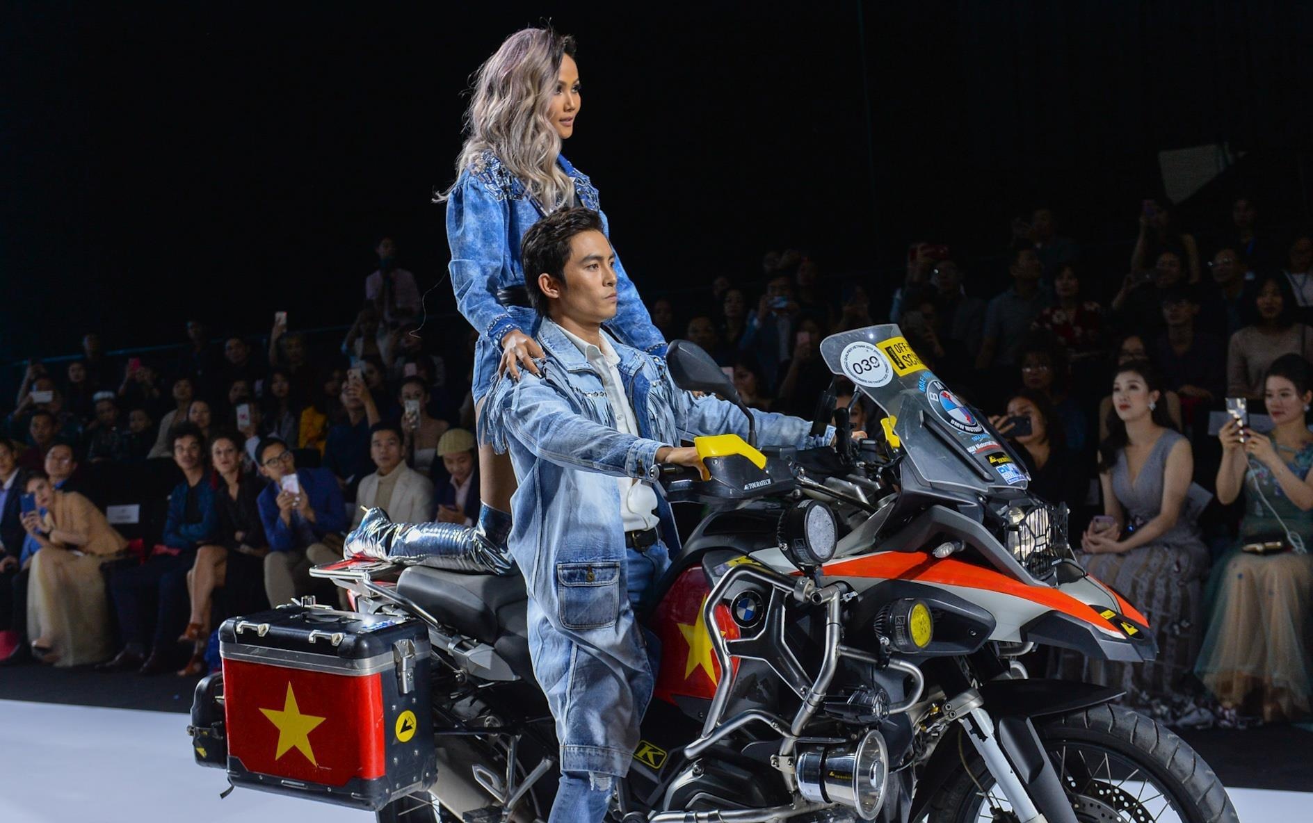 H'Hen Nie va Lanh Thanh suyt nga khi lai moto ra san dien hinh anh