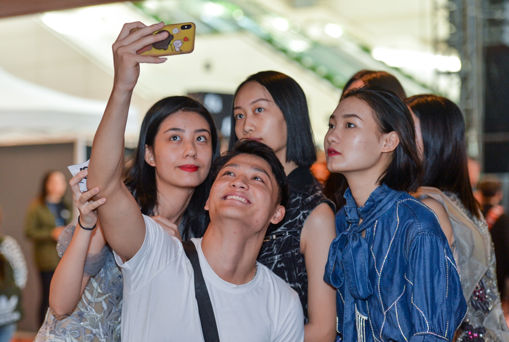 Hinh anh truoc dem dien anh 17