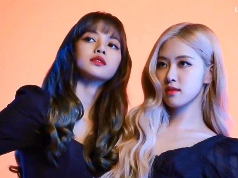 Jennie dien ao tre vai, Lisa khoe eo thon voi thiet ke crop top hinh anh