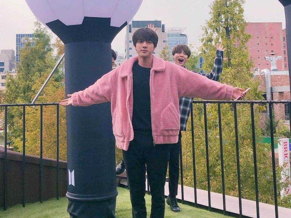 Mau ao long hong Jin (BTS) mac duoc ban voi gia 3,4 trieu dong hinh anh